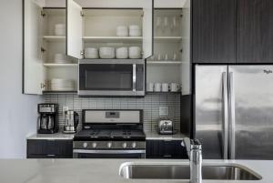 South Loop 2br w pool gym rooftop nr L CHI-995