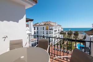 2233-Lovely 2 bedrooms on the beach, pool and port