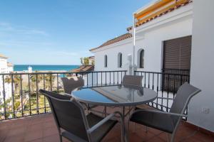 2233-Lovely 2 bedrooms on the beach, pool and port