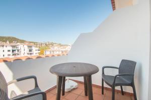 2233-Lovely 2 bedrooms on the beach, pool and port