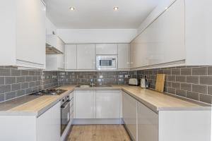 Spacious 3-Bed Apartments in the Heart of Bromley Modern Comfort & Convenience