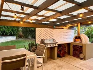 Valley View Home - Barrel Sauna, Woodfired Pizza Oven, Firepit, Kids Playset
