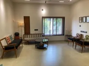 Stylish 2BHK Airbnb Retreat, Perfect for Families. - Yerandwane