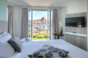 Hotels Ibis Styles Nice Centre Gare : Chambre Lit Queen-Size avec Terrasse - Vue sur Ville