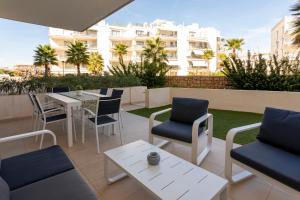 Marina Real II, 2 dormitorios by Bookindenia