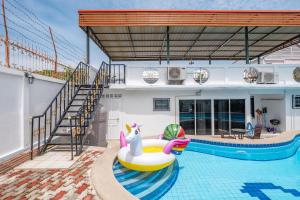 Deluxe 3 bedrooms Villa with fancy pool in downtown Pattaya