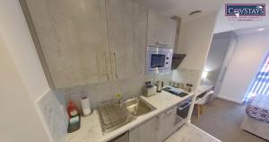 Signature House - Contemporary Studios in Coventry City Centre, free parking, by COVSTAYS