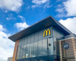 Staycation @ UpperEast w Pool, Gym, Daycare etc.!