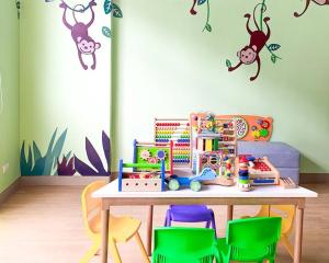 Staycation @ UpperEast w Pool, Gym, Daycare etc.!