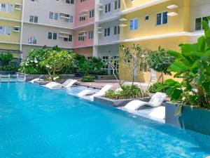 Staycation @ UpperEast w Pool, Gym, Daycare etc.!