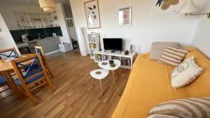 Tranquil apartment across the bridge