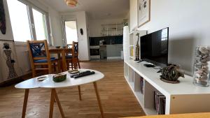 Tranquil apartment across the bridge