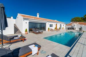 Finca Los Paseros, BBQ, pool, spectacular sea views