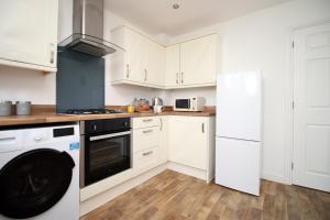 Beautiful modern house with free parking and fast WiFi next to Swansea Stadium and Morfa Park Shopping Centre hosted by Our Home Short Stays