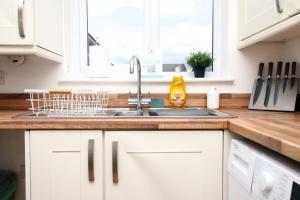 Beautiful modern house with free parking and fast WiFi next to Swansea Stadium and Morfa Park Shopping Centre hosted by Our Home Short Stays