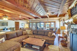 Fire Pit & Grill: Waterfront Cabin in Lakeside!