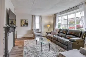 Central Auburn Apartment with Porch Pets Welcome! - 塞尼卡福尔斯