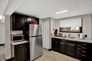 Unique Downtown 2br 2ba close to everything Apt.B