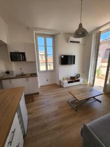 AMAZING STUDIO - GRANDE TERRASSE - COEUR DE VILLE - WIFI - AC