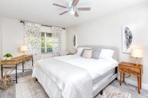 Walk to Downtown - 7min to beach - King bed & Free parking