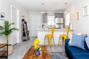 Walk to Downtown - 7min to beach - King bed & Free parking