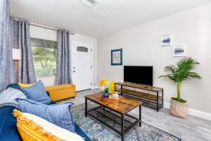 Walk to Downtown - 7min to beach - King bed & Free parking
