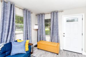 Walk to Downtown - 7min to beach - King bed & Free parking