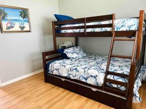Oasis Away Englewood, Florida! Spacious home w heated pool