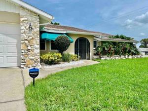 Oasis Away Englewood, Florida! Spacious home w heated pool