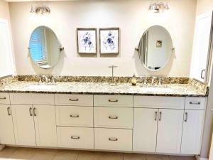 Oasis Away Englewood, Florida! Spacious home w heated pool
