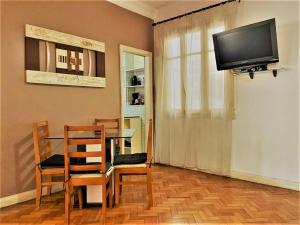 Apartamento com Dois Quartos na Orla de Copacabana