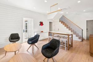 Boutique Room steps from Downtown Mall Rose Jean Room 3