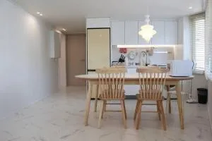 BridgeStar001 Gangnam Sinsa Station Garosugil 6 Guests - Seul