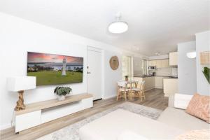 Totally Beachin Two bed, prime holiday location walk to everything!