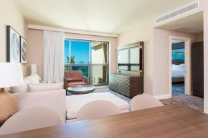 Premier Ocean Suite, 1 Bedroom Suite, 1 King, Ocean view room in The Westin Hapuna Beach Resort