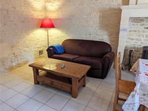 Maison de charme en pierres, avec terrasse, jardin, vélos, poêle à bois et borne de recharge électrique - FR-1-653-79