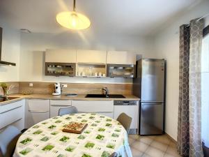 Maison F4 avec terrasse, parking et animaux acceptés - FR-1-451-185