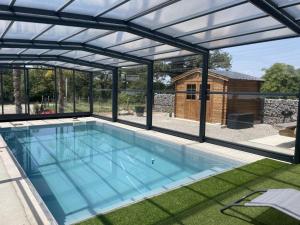 Maisons de vacances Gite renove avec piscine couverte chauffee, spa, climatisation et equipements PMR a Couzon - FR-1-489-483 : photos des chambres