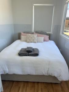 울런공 Sweet Cute blue tiny home with Pool and 2 minute drive to the beach 싱글룸 스위트룸