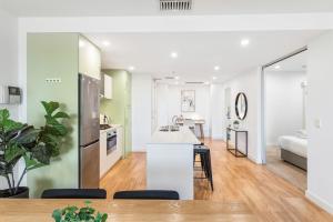 Belle Escapes - Aquarius on Colley Terrace 2 bed-2bath with sea views