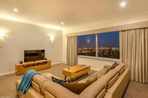 City Lights Spacious walk to restaurant strip - New Town