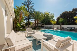 Marbella, Costabella - Beachfront Villa with Heated Pool