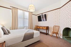 Kallara House walk to restaurant strip