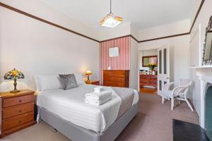 Kallara House walk to restaurant strip