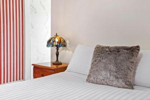 Kallara House walk to restaurant strip