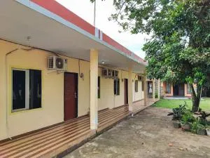 RedDoorz Syariah near Terminal Alam Barajo Jambi - 占碑市