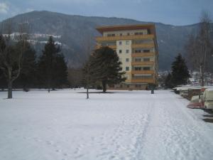 Kärnten Ossiacher See Apartment zwei Zimmer Ferienwohnung direkter Seezugang Strand beheizte Schwimmhalle