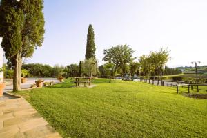 Farmhouse with swimming pool surrounded by greenery just 20 minutes from Arezzo