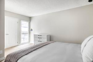Redondo Beach 1BR w Pool Gym 1 block from beach LAX-437