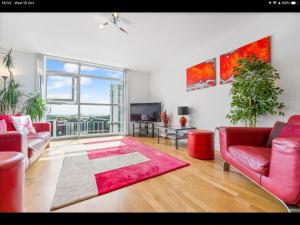 Stunning Spacious City Apartment with free parking